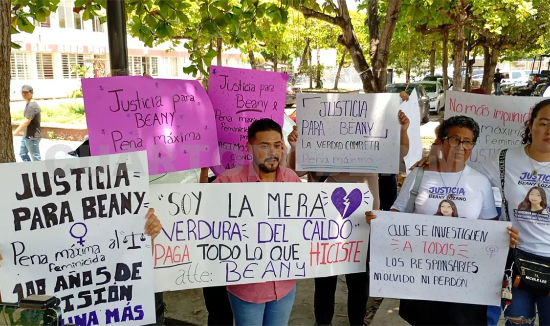 Los manifestantes portando pancartas y lonas exigieron un “castigo justo” para el presunto feminicida. Rafael Victorio / CP
