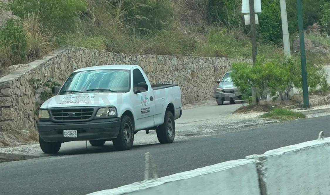 Agentes de vialidad estatal han sido omisos al llamado para retirar el vehículo. CP