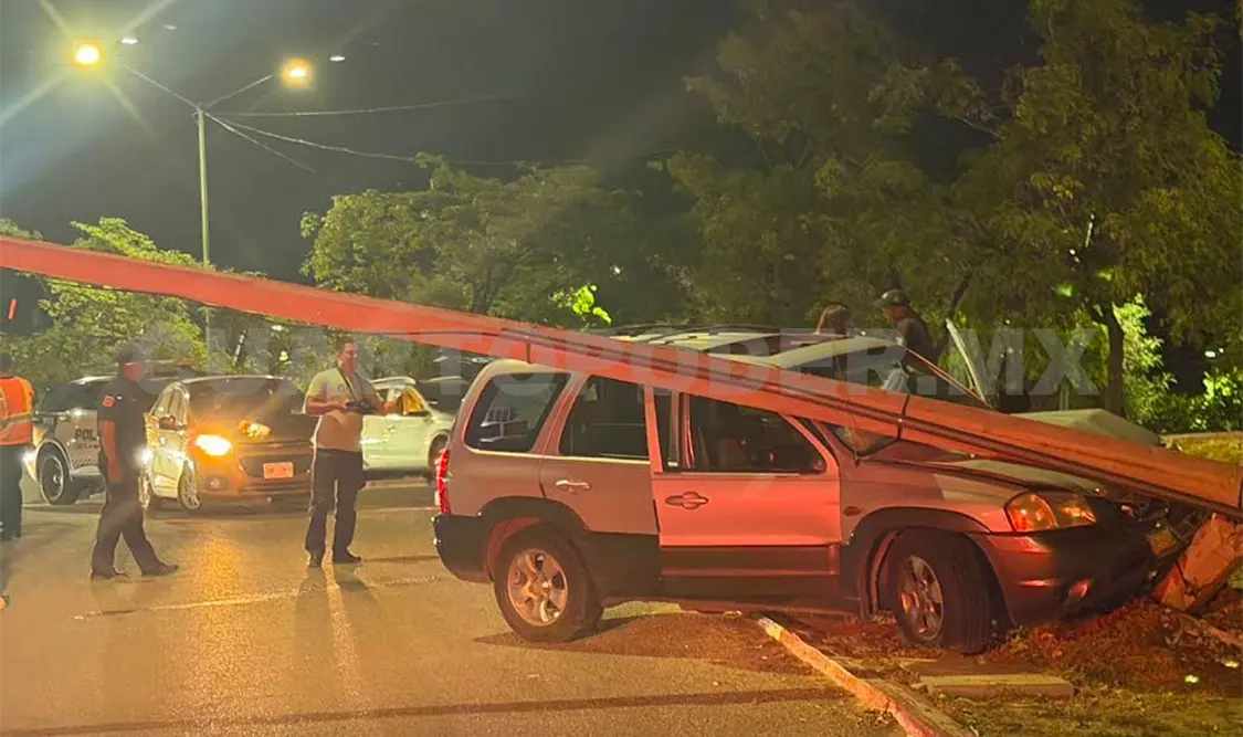 Al evitar embestir a un ciudadano que presuntamente se atravesó, se enfiló hacia el poste. Ulises Villalobos / CP