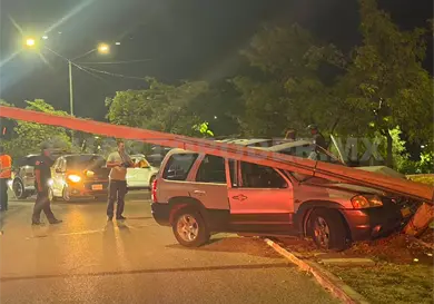 Se estrella camioneta en poste de telefonía Se estrella camioneta en poste de telefonía