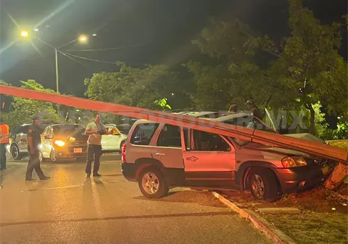 Se estrella camioneta en poste de telefonía Se estrella camioneta en poste de telefonía