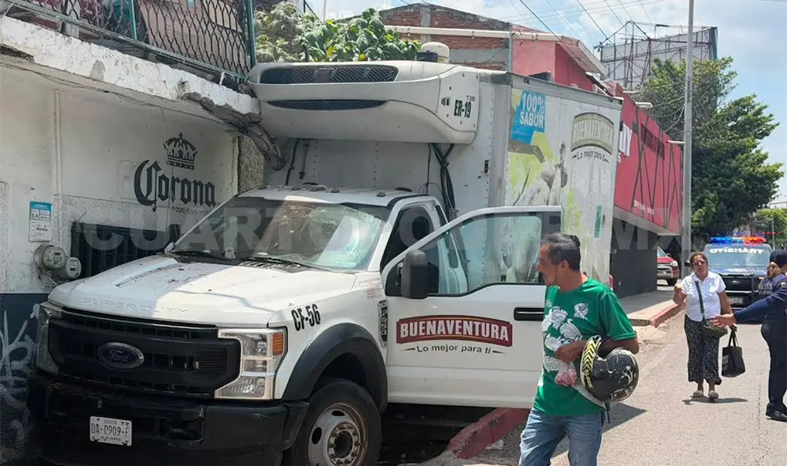 En la colonia Los Manguitos una unidad se estampó contra un negocio. Ulises Villalobos / CP