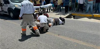 Colisiona motorista en camioneta y se fractura