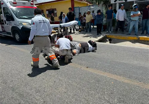 Colisiona motorista en camioneta y se fractura Colisiona motorista en camioneta y se fractura