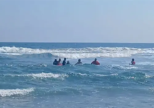 Rescatan a dos turistas de morir ahogados en mar Rescatan a dos turistas de morir ahogados en mar