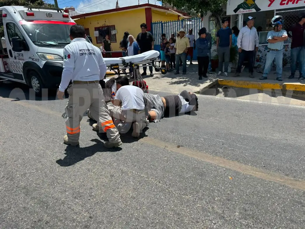 Colisiona motorista en camioneta y se fractura