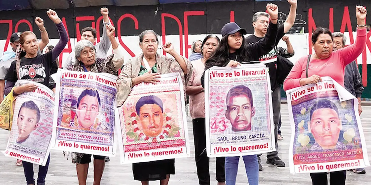 Padres y madres de los estudiantes desaparecidos de Ayotzinapa en el Antimonumento de los 43, este 12 de junio. Cortesía