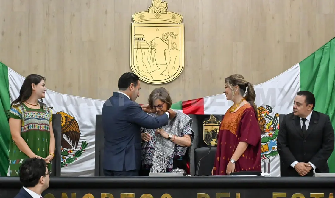 El encargado de imponer la medalla fue el gobernador del estado. CP