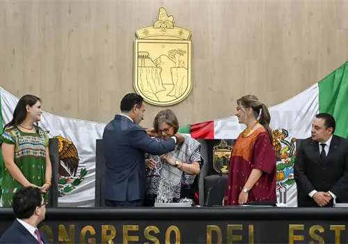 Mal&uacute; M&iacute;cher recibe Medalla Rosario Castellanos 2026