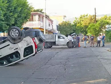 Se estampa y termina con las llantas al aire Se estampa y termina con las llantas al aire