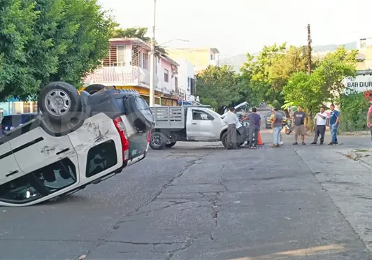 Se estampa y termina con las llantas al aire Se estampa y termina con las llantas al aire