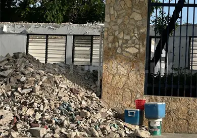 Abandonan a beb&eacute; entre escombros