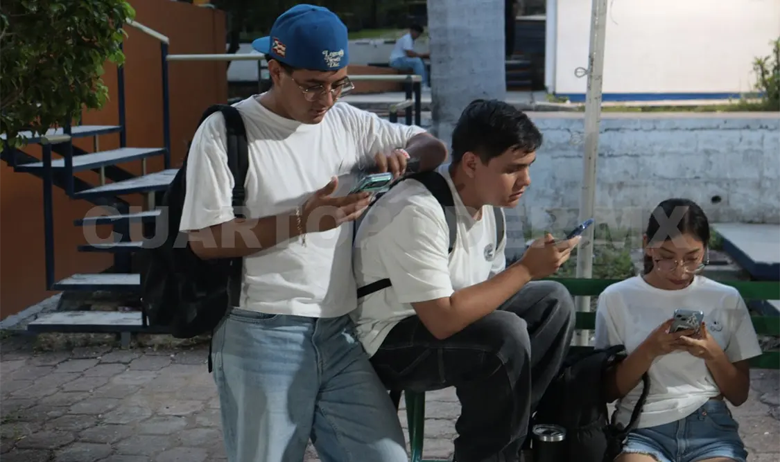 Este comportamiento puede tener repercusiones principalmente en adolescentes, como trastorno de sueño y bajo rendimiento escolar. Carlos López / CP
