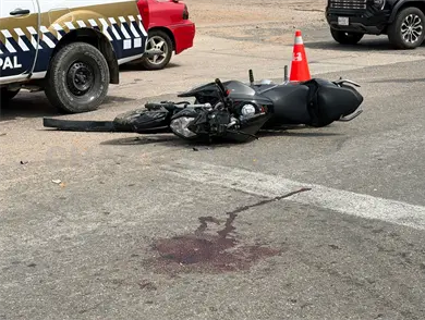 Impacta a motociclistas; fueron hospitalizados Impacta a motociclistas; fueron hospitalizados