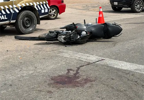 Impacta a motociclistas; fueron hospitalizados Impacta a motociclistas; fueron hospitalizados