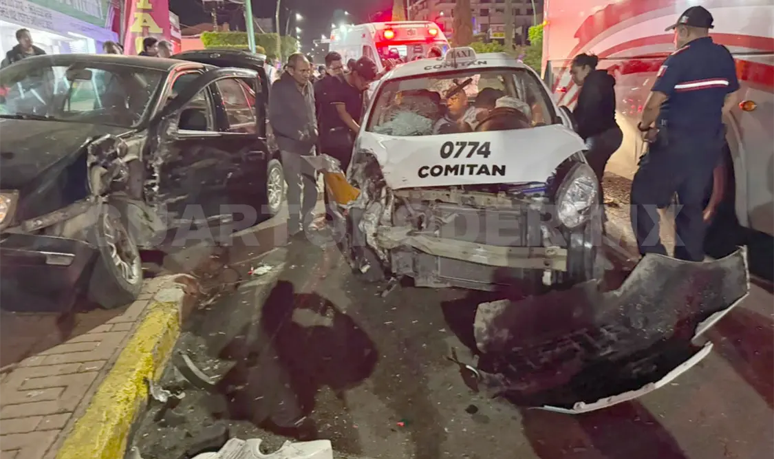 El taxista, presuntamente bajo los efectos del alcohol, provocó el choque múltiple en el bulevar Dr. Belisario Domínguez Norte. Juan Orel / CP