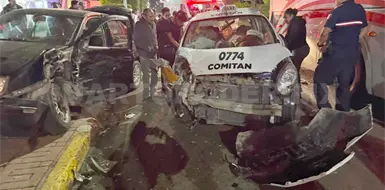 Taxista ebrio causa carambola en bulevar Taxista ebrio causa carambola en bulevar
