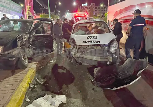 Taxista ebrio causa carambola en bulevar Taxista ebrio causa carambola en bulevar