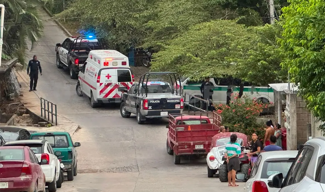 Agentes de seguridad y paramédicos se presentaron al barrio Chino tras el reporte. Genaro Sánchez / CP