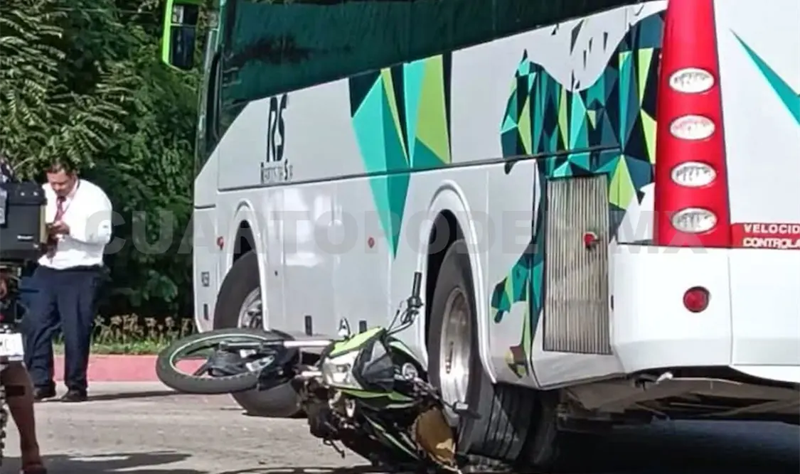 La motocicleta terminó debajo de un autobús. Cortesía