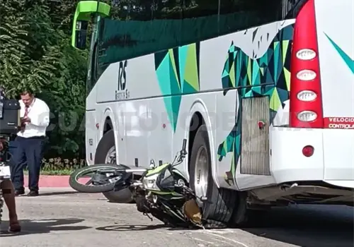 Sobrevive a choque de moto contra un autobús Sobrevive a choque de moto contra un autobús