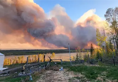 Evacuan a m&aacute;s de 20 mil personas por un nuevo incendio forestal