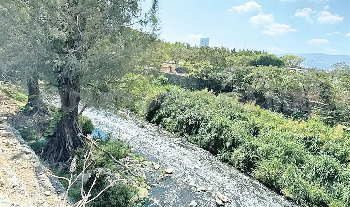 El embovedado de sus afluentes y la contaminación causa cada año fuertes encharcamientos. CP