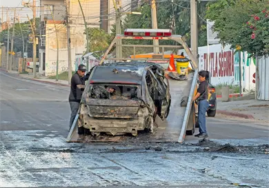 Choca contra poste, vuelca y se incendia Choca contra poste, vuelca y se incendia