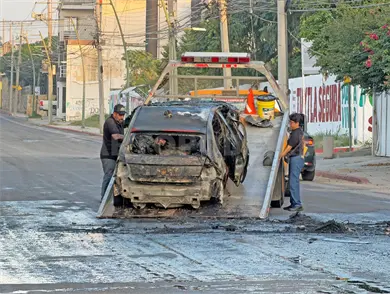 Choca contra poste, vuelca y se incendia