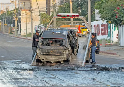 Choca contra poste, vuelca y se incendia