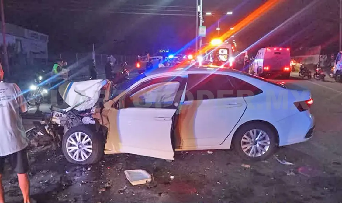 La colisión fue entre un automóvil blanco y una camioneta tipo pick up. Rafael Victorio / CP