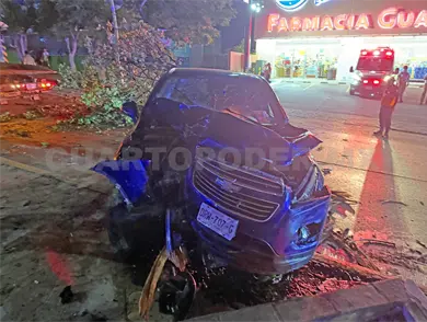 Acaba en el carril contrario tras subirse al camell&oacute;n
