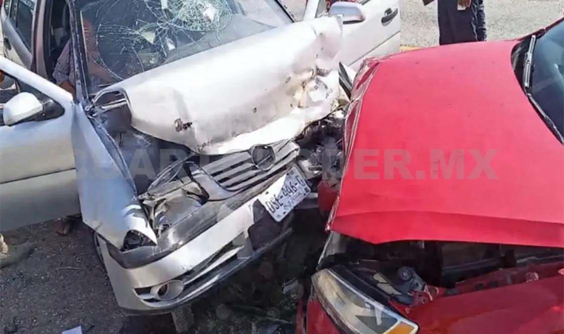 Tanto el Jetta como el Pointer quedaron destrozados tras el encontronazo frontal. Cortesía