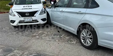 Taxi y automóvil chocan en el barrio Nicalocok Taxi y automóvil chocan en el barrio Nicalocok