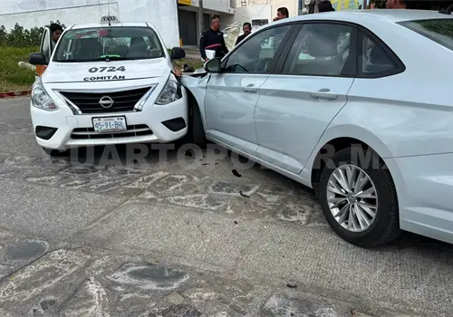 Taxi y autom&oacute;vil chocan en el barrio Nicalocok