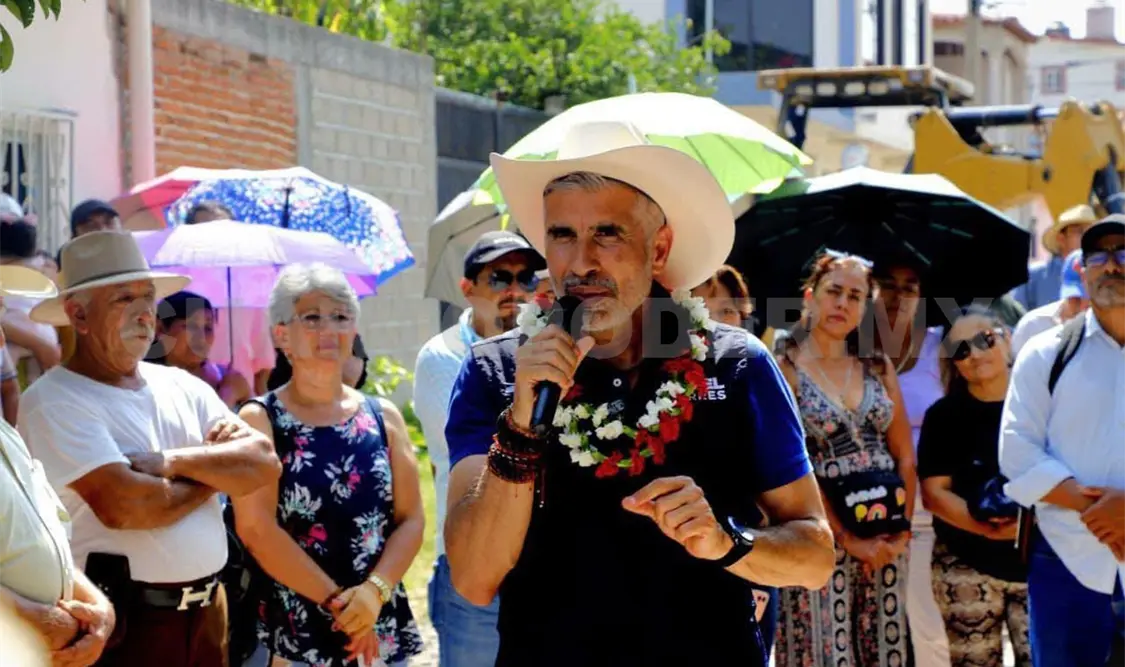El alcalde Ángel Torres, acompañado de vecinas y vecinos, dio el banderazo de inicio de los trabajos de pavimentación. CP