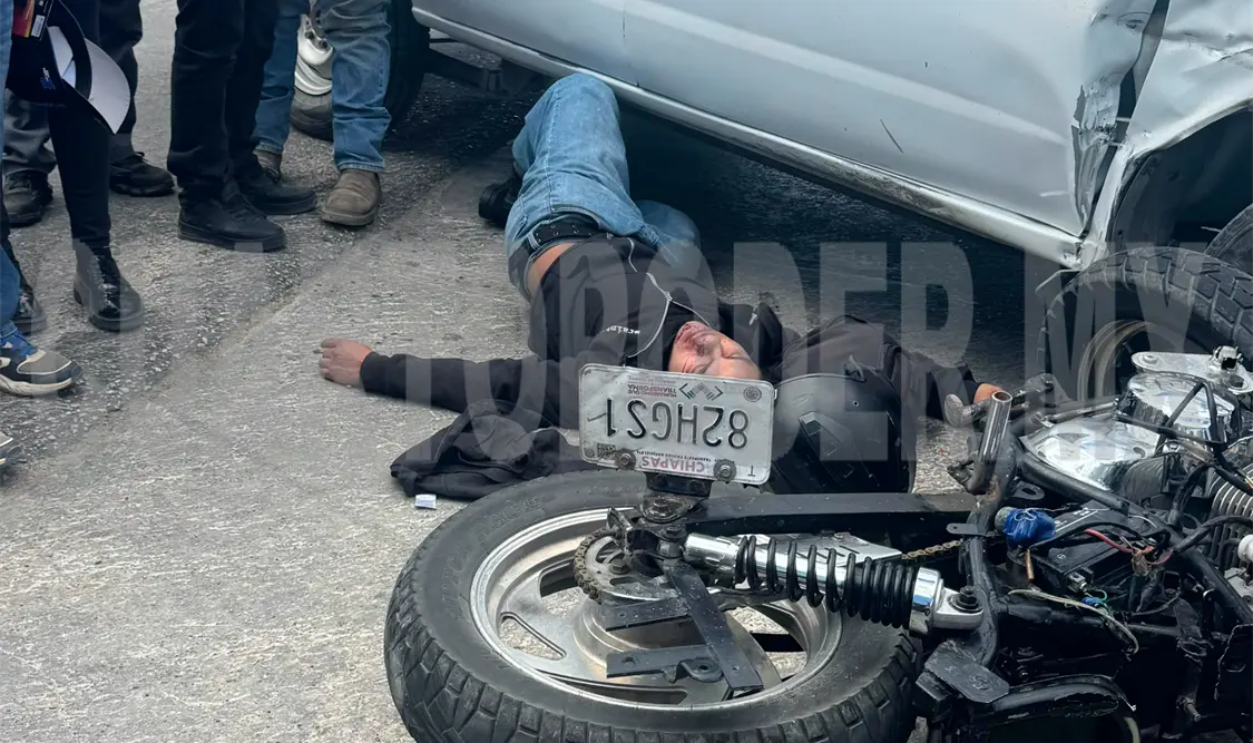 Se le atraviesa pick up y se lesiona en rostro