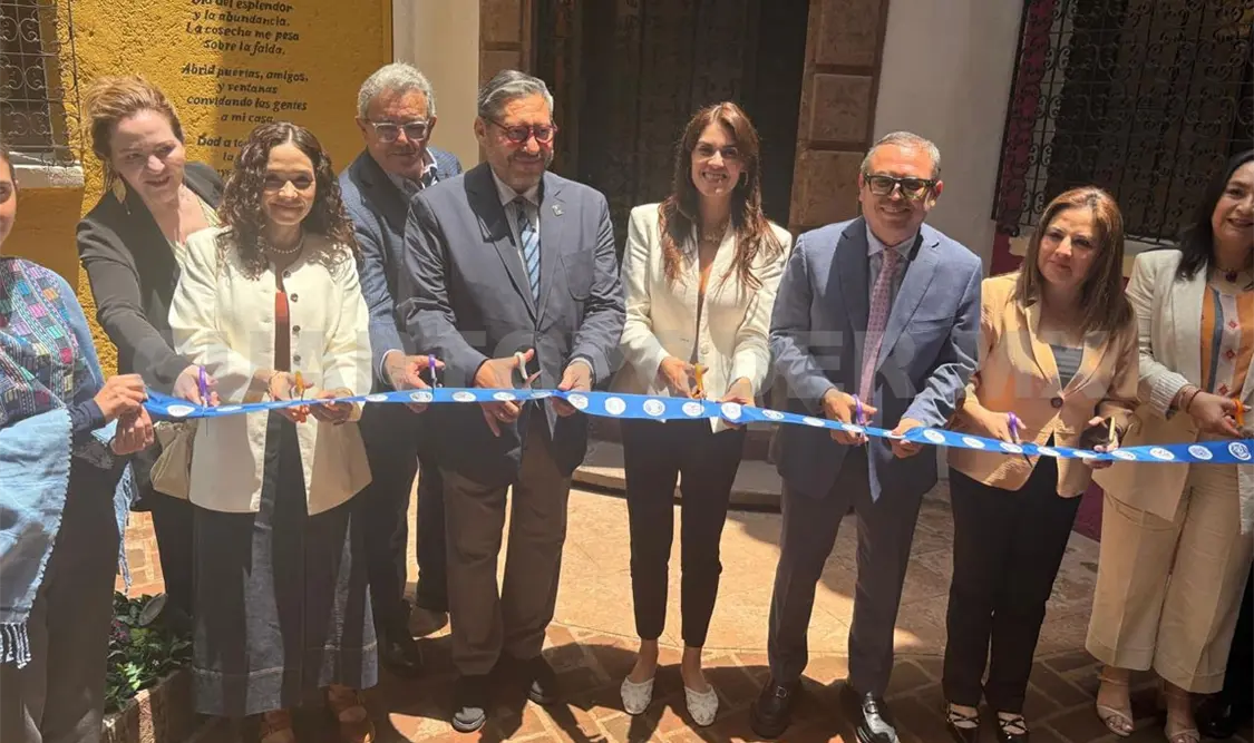 Aspecto del corte de listón de la exposición fotográfica. Cortesía