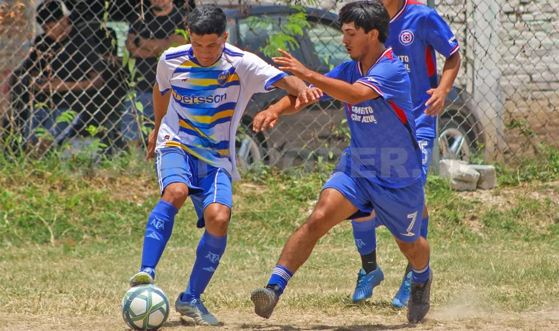 Fidel Herrera amplió la ventaja de su equipo desde el punto penal, en la segunda mitad de la gran final. Alan Pola/CP