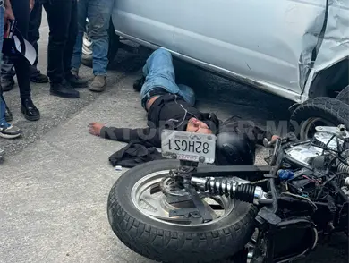 Se le atraviesa pick up y se lesiona en rostro Se le atraviesa pick up y se lesiona en rostro