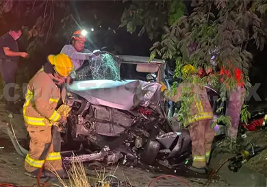 Muere conductora al colisionar en contención Muere conductora al colisionar en contención