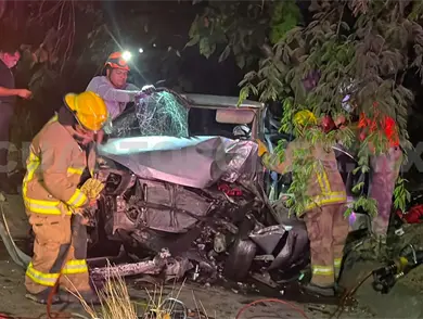 Muere conductora al colisionar en contención Muere conductora al colisionar en contención