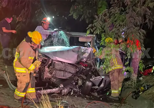 Muere conductora al colisionar en contención Muere conductora al colisionar en contención