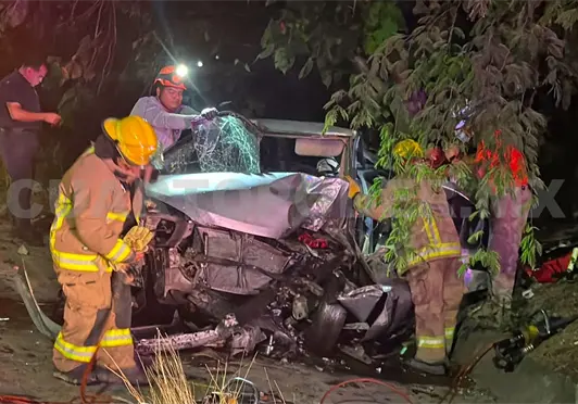 Muere conductora al colisionar en contención Muere conductora al colisionar en contención