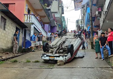 Taxi no puede subir calle con pendiente Taxi no puede subir calle con pendiente