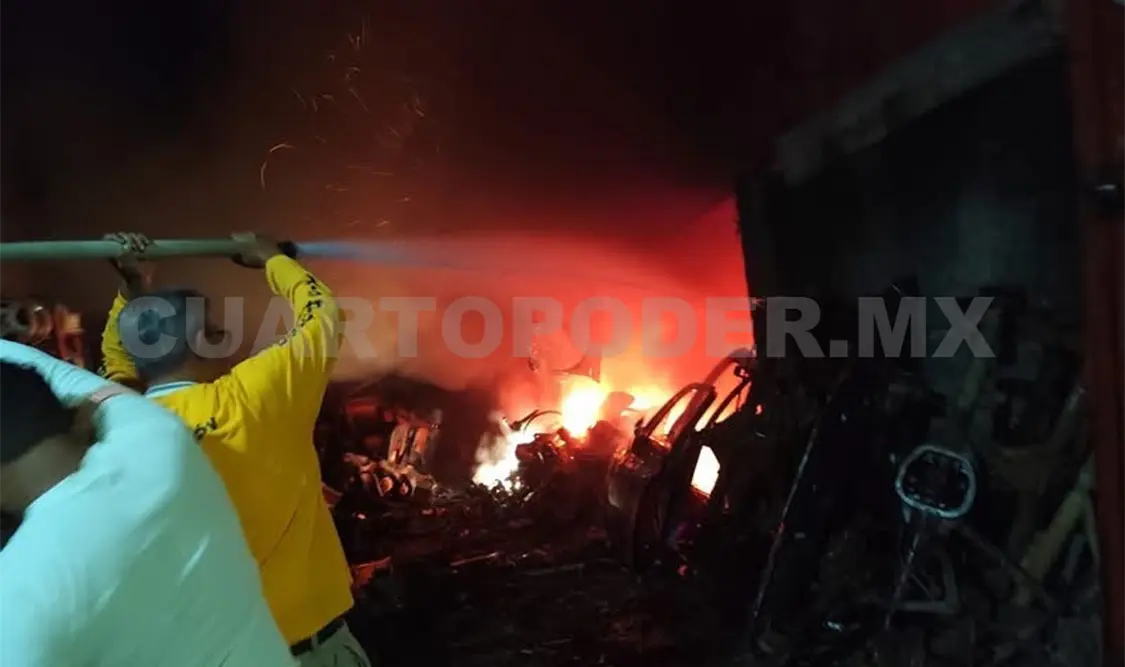 Elementos de Protección Civil de Huixtla, Huehuetán y Tuzantán trabajaron durante varias horas para sofocar el incendio. Rafael Victorio / CP