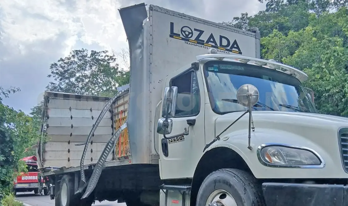 El camión estaba volcado junto a la carretera Panamericana y parte del material se encontraba sobre la vialidad. CP