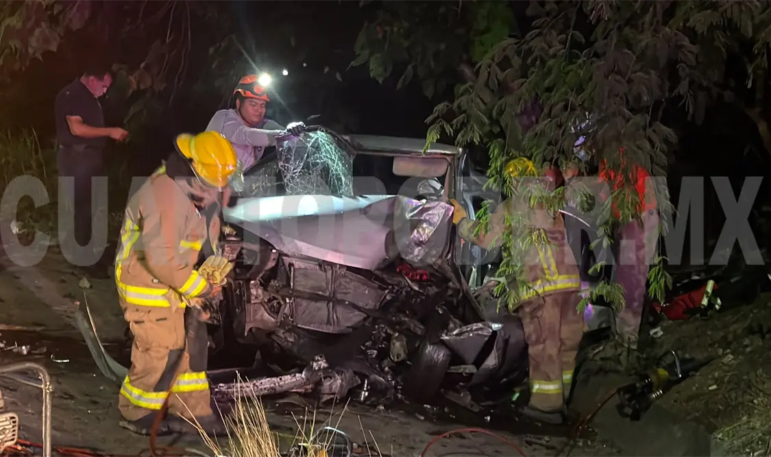 Muere conductora al colisionar en contención