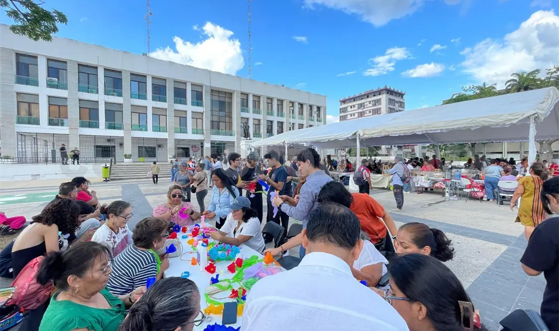 Entre las actividades programadas se realizó un taller para elaborar coronas de flores de papel. Cortesía