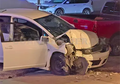 Se estampa automóvil en la fachada de local Se estampa automóvil en la fachada de local